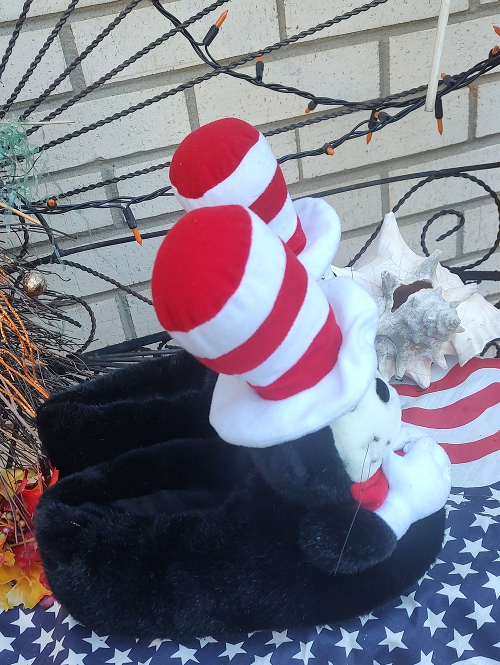 Dr. Seuss Cat in the Hat Plush Slippers - Red, White & Black Size 7/8 1/2 - Picture 6 of 9